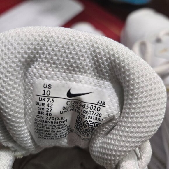 Nike Legand Ladies Essential shoe size US 10, white and gold - Picture 4 of 4